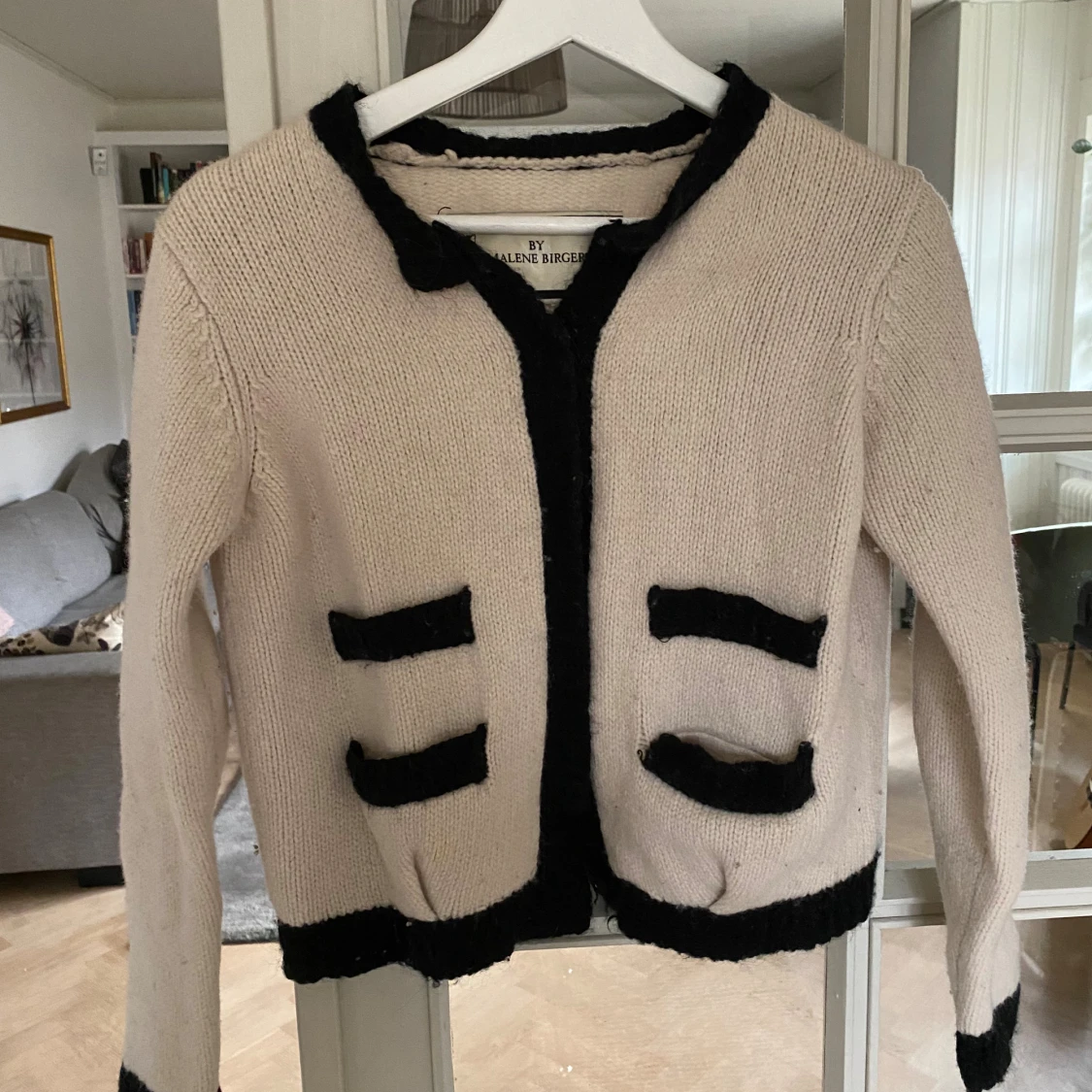 Beige stickad kofta från By Malene Birger
