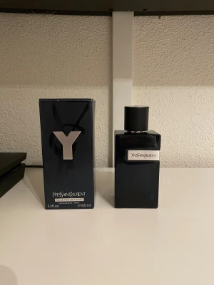 Yves Saint Laurent Eau de parfum intense  - Stilren och modern Eau de Parfum Intense från Yves Saint Laurent. Flaskan rymmer 100 ml och har en exklusiv design med YSL-logga. Perfekt för dig som vill sticka ut med en ikonisk doft. Endast testad så i princip full.
