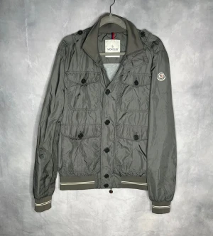 Moncler jacka - Bra skick. Nypris: 12k. Säljs ej längre. Storlek L men sitter som M. Hör av dig vid ytterligare frågor 