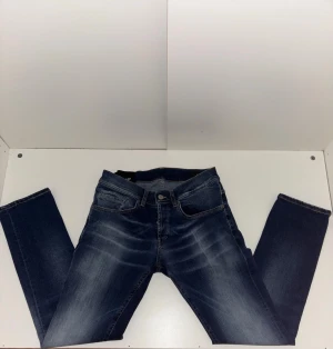 Dondup George  - Tja, säljer ett par lite schystare dondup jeans. I mycket bra kvalite. Vid frågor eller funderingar är det bara att skriva. Modellen har vanligt vis storlek 32 så dessa är lite små på honom.