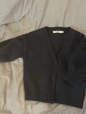 Mörkblå croppad kofta från NA-KD - Säljer en mörkblå croppad kofta från NA-KD. Aldrig använt men köpt på vinted!❤️❤️