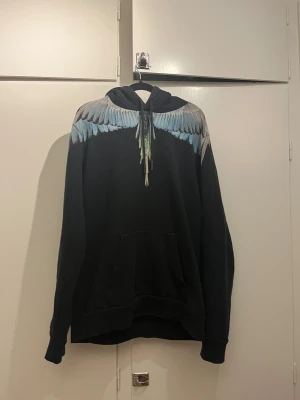 Marcelo Burlon Hoodie - Säljer denna Marcelo burlon hoodie, eftersom jag inte använder den längre. Den är 100% äkta. Ny pris 2500, mitt pris 1100 kr. Hör av er vid frågor. Pris kan diskuteras vid en snabb affär 💨 