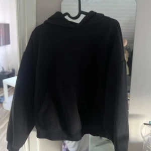 Svart hoodie - Jätte skön svart hoodie ifrån lager157. Säljs då den börjar bli för liten🖤