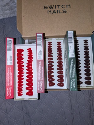 Switch Nails lösnaglar i tre färger - Säljer tre set med Switch Nails lösnaglar i olika färger: sexy soiree, wine and dine och espresso yourself. 220kr /styck. Naglarna är helt nya och kommer med allt tillbehör helt oöppnade.  Naglarna har almond form. Säljer då formen inte passade mig!Annars jättefina :)