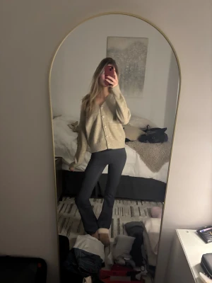 Beige kofta från Almada - Säljer en beige, loose-fit kofta från Almada med v-ringning och stora matchande knappar framtill. Koftan är stickad och har långa ärmar samt ribbade muddar vid ärmslut och nederkant. Superfin!!💞