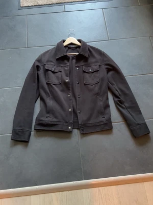 Overshirt - Säljer denna overshirten ifrån märket jack & jones. Den är svart men ljuset på bilderna får den o se lite konstig ut.  Storlek: Small Skick: Väldigt bra. Pris: 249kr, nypris ca 900kr. Passar till alla möjliga tillfällen.