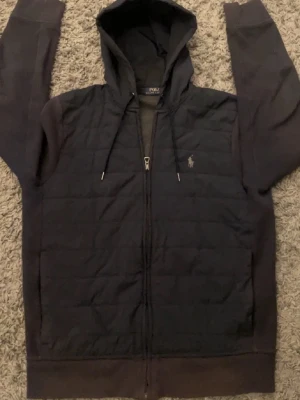 Polo Ralph Laurent Cardigan  - Tja säljer denna polo cardigan. Riktigt fet och passar till många outfits. Perfekt för varma vinter dagar och till våren. Ny pris runt 2500 hör av er vid funderingar!