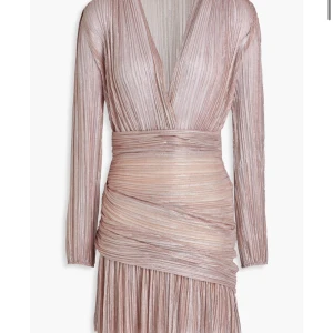 Rosa maje klänning - Säljer maje klänning i storlek 34. Har aldrig använt den och köpte den förra hösten, skriv om du är intresserad och för mer bilder💕