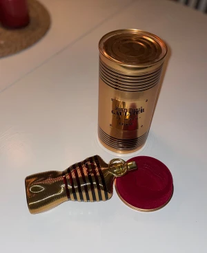 Jean Paul Gaultier Le Male Elixir - Otroligt unik parfym ifrån Jean Paul Gaultier med 125ml flaska. Är ca 70% (88ml) kvar i flaskan! En söt vaniljdoft med lite lätt kaneldetalj, passar perfekt till dejtkvällar eller till vardags där du vill sticka ut lite!