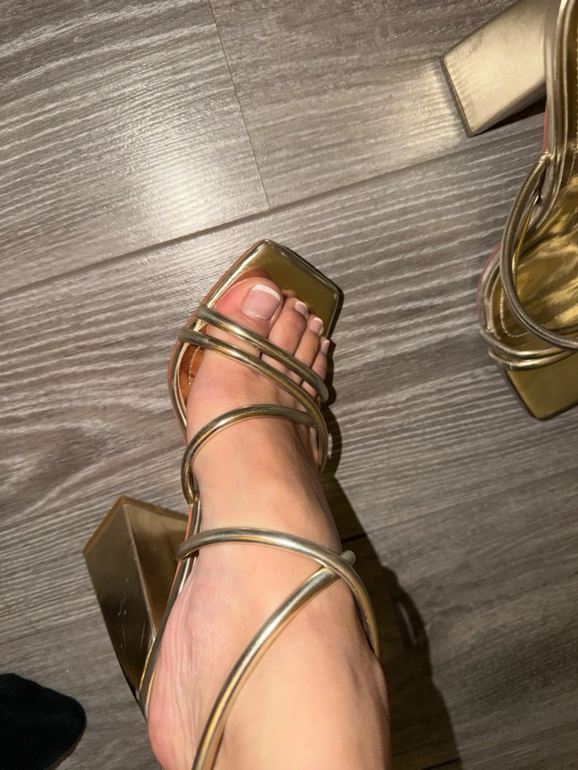 Guldiga sandaler med blockklack - 1