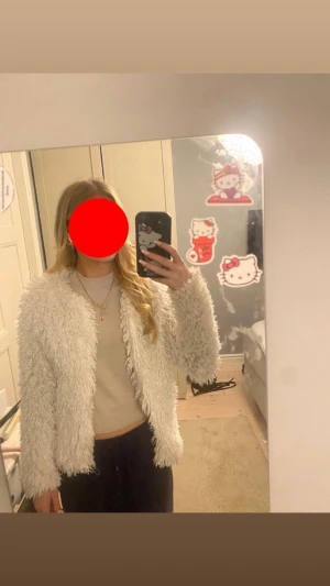 Päls jacka - En päls/lurvig jacka/kofta ish från Lindex  aldrig använd.