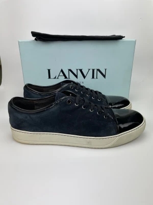 Lanvin skor  - December REA! Hej, säljer nu dessa svin snygga lanvin skor. Skorna är i grymt skick! Begränsat antal boxar och dustbag. Hör av dig vid frågor. 