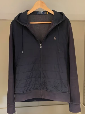 Ralph Lauren cardigan jacka - Tjena! Säljer nu denna Ralph Lauren cardigan jacka. Storlek M. Skick 8/10. Nypris på denna är ca 4000 och mitt pris 1399, (pris kan diskuteras vid snabb affär). Hör gärna av er vid minsta fundering/fråga. MVH JL Sellout