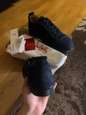 Snygga Loubs! - Säljer ett par sprillans nya loubs i helt ny skick. Den är i storleken 44 ——> innesulan 28cm och bredden 9cm. Kvittot kortet samtliga lådan följs med i köpet. Vid fler funderingar kontakta gärna! Öppen för snabb affär 👀