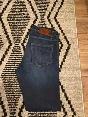 Tiger of Sweden 31/34 - Snygga mörkblå jeans från Tiger of Sweden i modellen Underground. Jeansen är i storlek 31/34. Nypris 1699kr mitt pris 499kr. 