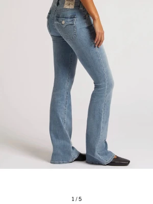 Bootcut ljusblå jeans med fickdetaljer - Säljer ett par ljusblå bootcut jeans med snygga fickdetaljer och kontrastsömmar. Jeansen har klassisk femficksdesign och en bekväm passform som sitter snyggt över höfterna och släpper ut vid benen. Perfekta till sneakers eller boots. Skriv för fler bilder och frågor 🥰