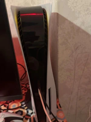 PlayStation 5 med G19 driving force  - Säljer en PlayStation 5 i fint skick. Konsolen är fullt fungerande och har endast mindre spår av normalt bruk. Perfekt för gaming med stöd för 4K, snabb SSD och modern design. Inga synliga skador eller repor på höljet. 