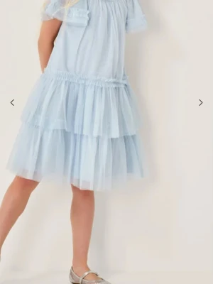 Ljus blå moonson klänning - Säljer den här fina moonson klänning.Det är en fin ballkläning i str(164-170). Det är en ljusblå klänning med fina detaljer på.Den knälång klänning med fina volanger. Perfect för en speciella dagar. Den är helt ny och har fortfarande etiketten på🤍