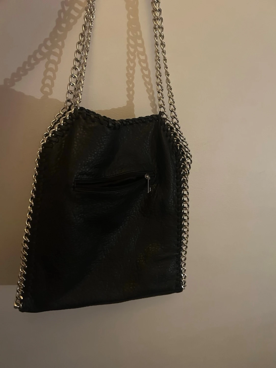 Svart axelväska med kedjedetaljer från Tiamo - 1
