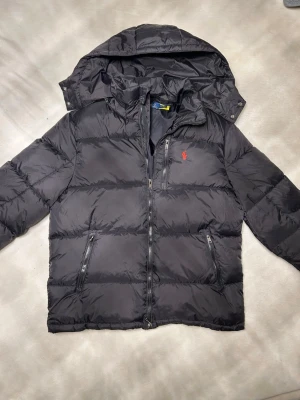  Polo Ralph Lauren jacka - Oanvänd polo jacka. Det var en present till lillsyrran men den var för stor. Försöker sälja den snabbt nu