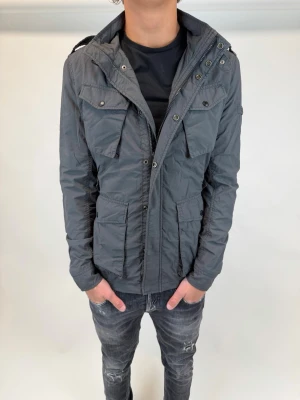 Woolrich Jacka  - Hej! Säljer nu denna väldigt snygga och eftertraktade Woolrich Fieldjacka!  Jackan är slutsåld överallt och går inte att få tag på… jackan är perfekt nu till hösten/vintern  Storlek S Ny pris: 6000 kr Säljs för: 1499 kr 