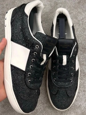 Svart glittriga valentino flycrews - Skit snygga säljer då de inte riktigt är min stil, köpta för 2900kr där av priset. Helt nya förutom att det har åkt av en tagg på baksidan men inget man märker av! Storlek 40 men jag har 39,5 vanligt vis o de passar fortfarande!! Kan tänka mig gå ner en hundra lapp eller så👌🏼