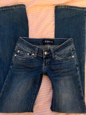 G rise jeans  - Säjer dessa G rise jeansen då de ej kommer till användning! 🫶 De är i storlek S och har innerbenslängden 84 cm och midjemåttet stretchar till 38 cm + 😜 Inga defekter alls 🙏