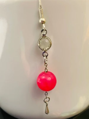 By prisförslag- 1 st örhänge pärla droppe silvrig  - Snyggt örhänge med en glas sten och en stor rosa pärla, men en droppe