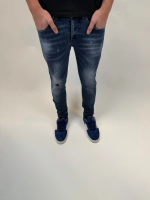 Dondup Jeans George  - Dondup Jeans George! Trendigaste jeansen på marknaden.  Ny pris= 4000 kr Säljs för= 1199 kr  (Modellen har original slitningar från fabrik vilket är väldigt eftertraktat och populärt)