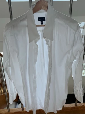 Vit skjorta från Gant, strl 42 - Klassisk vit skjorta från Gant i storlek 42. Inget slitage syns.