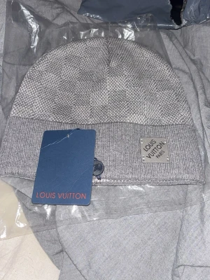 Mössa - Säljer en snygg ljusgrå mössa då personen som skulle få den redan hade en likadan. Den är perfekt för en stilren look men även nu under kyligare dagar. 