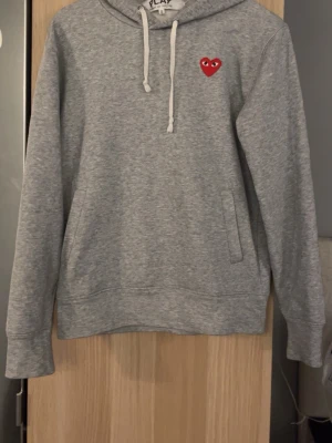 CDG Hoddie  - Hoddie är från märket commes des garçons med enkel hjärt design. Hoddien är i mycket bra skick 