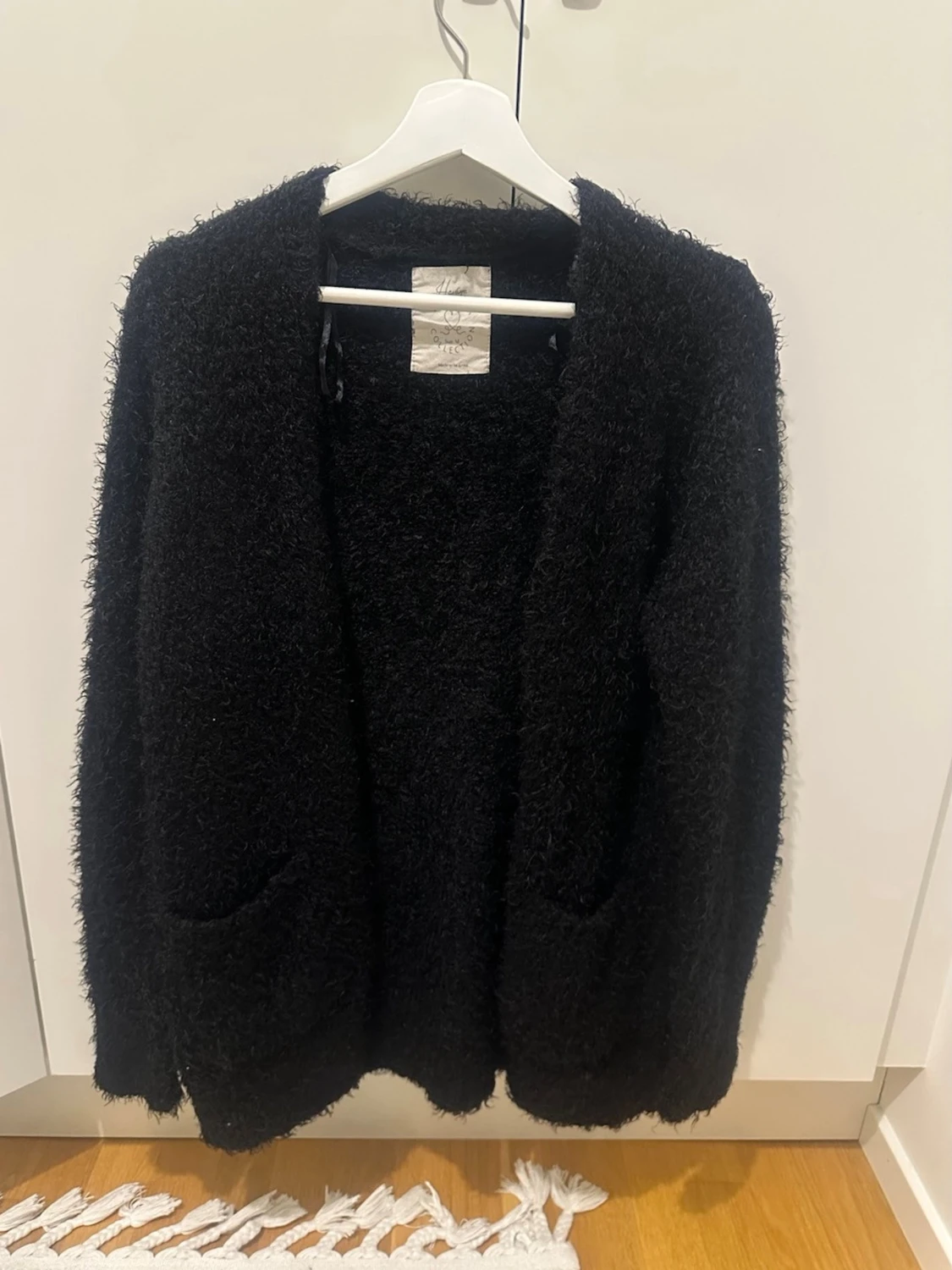 Svart fluffig kofta