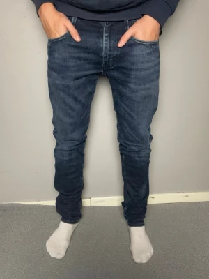 Replay Anbass mörkblå jeans - Säljer ett par Replay Anbass jeans i mörkblå tvätt. Jeansen är i mycket bra skick. Priset är långt under orginalpris. W=32 L=34. Skickar snabbt efter att du har beställt. Frågor? Skicka ett meddelande.