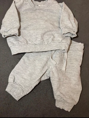 Grå mjukisbyxor med snörning - Baby sett.     Storlek 62