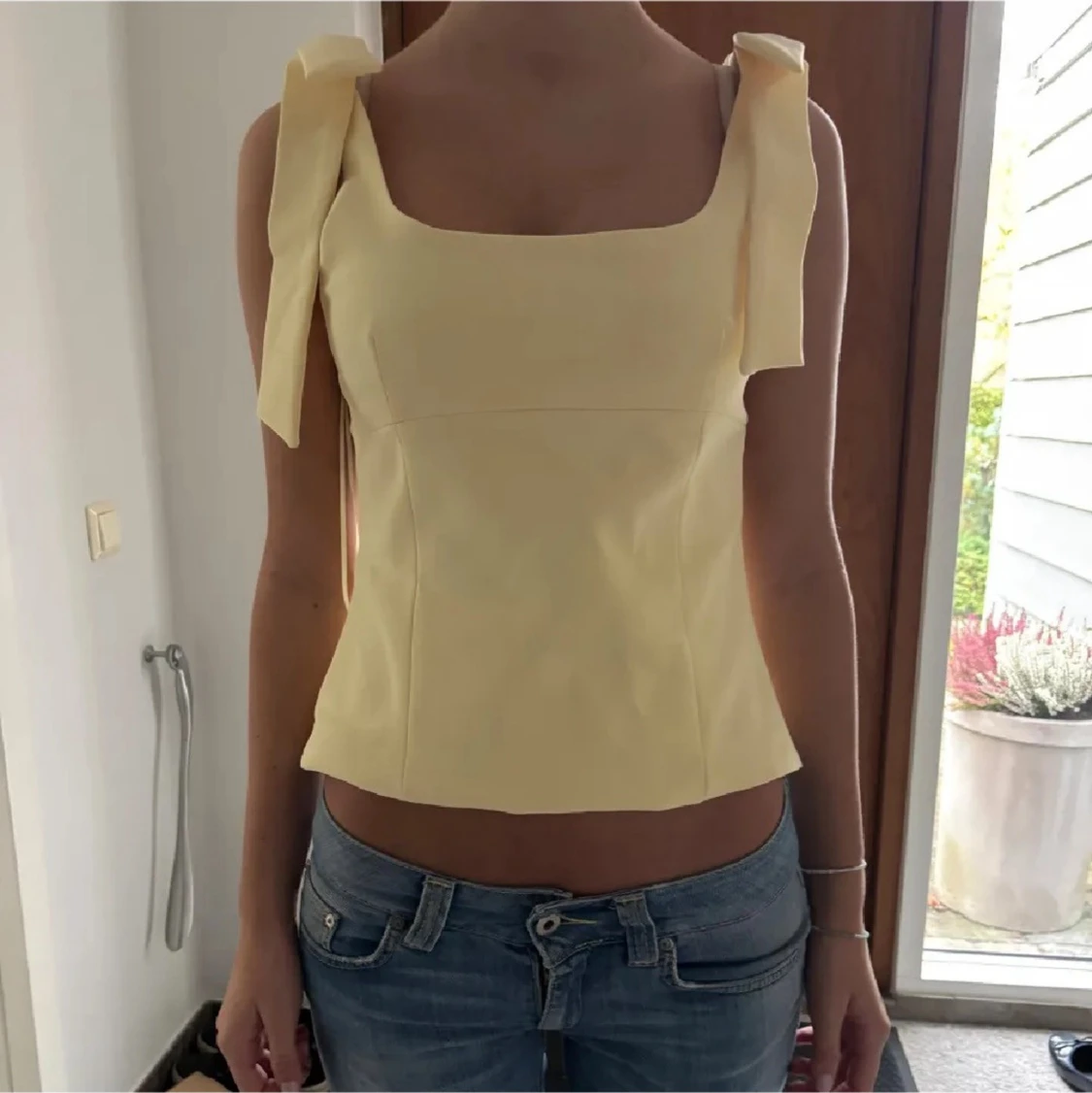 Gul tröja med rosetter 