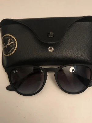 Ray-ban ericas solglasögon i nyskick! - Säljer dessa riktigt snygga Raybans i modellen Erica, nypris-2000, köpta nya på synsam i somras, inte använda mycket alls, alltså väldigt bra skick! Allt original medföljer- alltså fodral plus oöppnad ray-ban märkt putsduk+kvitto finns. Väldigt bra skydd mot sol då det är premiumsolglasögon med bra UV skydd. Hör av er vid frågor:) Pris kan diskuteras:)