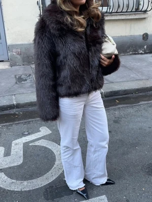 Pälsjacka från mango - Fuskpälsjacka från mango i storlek M. Typ helt ny. Brun med krage!