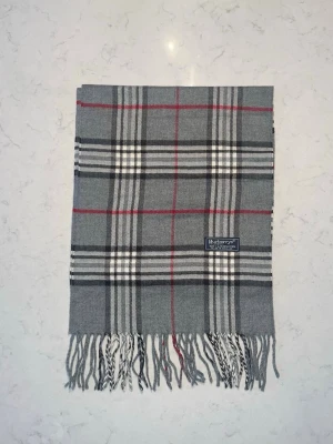 Burberry halsduk  - 💫Burberry halsduk | Skick: 9/10 | Nypris: ca 4500-5000 kr | Färg: grå | Hör gärna av er vid frågor! | LumeFashion. | OBS! Vi har 3st halsdukar av denna färgen.