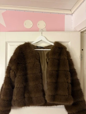 Pälsjacka från Ginatricot - Säljer nu min pälsjacka ifrån Ginatricot! Den har endast används 1 gång!💞