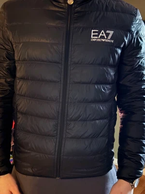 Svart pufferjacka från Emporio Armani - Ny pris 1800…. Pris kan diskuteras! 😁