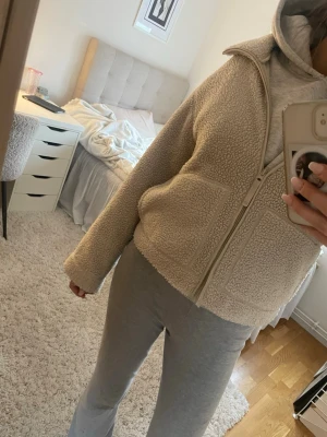 Beige teddyjacka med dragkedja - Mysig beige teddyjacka i storlek S med hög krage och två stora fickor framtill. Den är lite sönder vid dragkedjan men annars mycket fin🤍säljer pågrund av ingen andvändning och pris kan diskuteras 