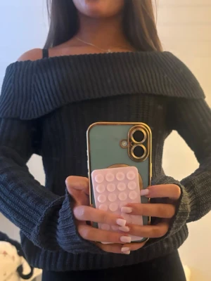 Mörkgrå offshoulder stickad tröja - Säljer en mörkgrå, ribbstickad offshoulder-tröja som aldrig har kommit till användning tyvärr💗