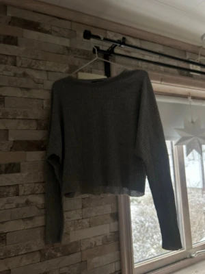 Grå ribbad croppad tröja Bik Bok - Säljer en grå ribbad croppad tröja från Bik Bok i storlek S. Tröjan har långa ärmar, rund halsringning och är tillverkad i mjukt material som passar perfekt till lager på lager. Enkel och stilren design som funkar till allt.