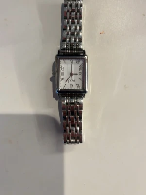 Silverklocka  - Säljer en silvrig armbandsklocka från regal köpt för 600kr 
