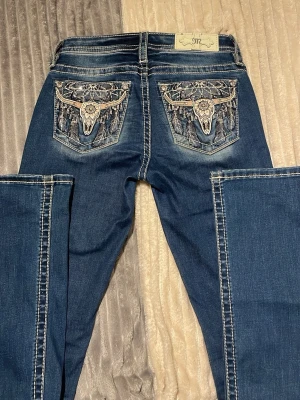 Miss me jeans  - Miss me jeans med dekorativa framgick bakfickor där bakfickorna består av ett skallmotiv. Älskar motivet men använder inte denna typ utav jeans längre. Har använt dom ett FÅTAL gånger, det gäller typ 3 gånger. Byxorna har små diamanter i fickkanterna. Dom är i storlek 25 och passar mig som vanligtvis har byxor i storleken 36-38, passar nog för 34 också. Pris diskuteras! 