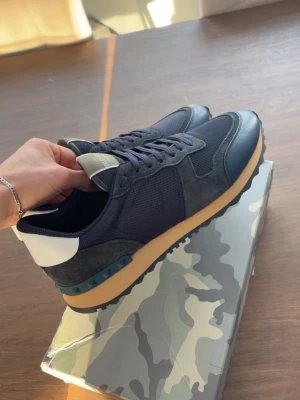 Valentino Rockrunners - Säljer dessa sjukt snygga valentino rockrunners. Står storlek 45 men sitter verkligen som 44. Helt nya, priset e billigt för en anledning.!