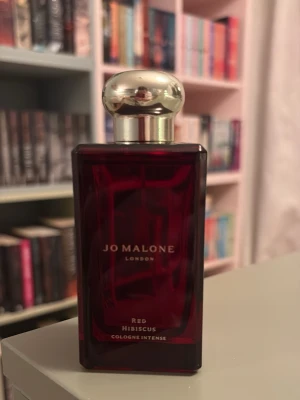 Jo Malone Red Hibiscus 100ml - Jo Malone Red Hibiscus Cologne Intense, 100 ml. Snygg och exklusiv doft för dig som vill sticka ut . Säljer ut lite av min parfym kollektion.  Endast test sprayad. Nypris 2200.  Priset kan diskuteras vid snabb affär. 