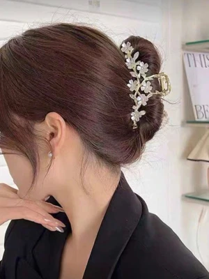 Oanvänt moderiktigt blommigt hårspänne med strass och pärlor – elegant håraccessoar - Oanvänt, elegant och moderiktigt blommigt hårspänne dekorerat med gnistrande strass och vackra pärlor. En stilfull håraccessoar som ger en feminin och lyxig känsla till både vardags- och festfrisyrer. Hårspännet är helt nytt och aldrig använt. Det sitter bekvämt och stadigt i håret och passar alla hårtyper. Perfekt för fest, bröllop, middagar eller som en fin detalj till din dagliga stil.😍🥰