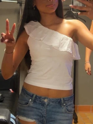 Volangblus  - Jätte söt vit volangblus i storlek xs, funkar som vardags klädesplagg men också till fest💕